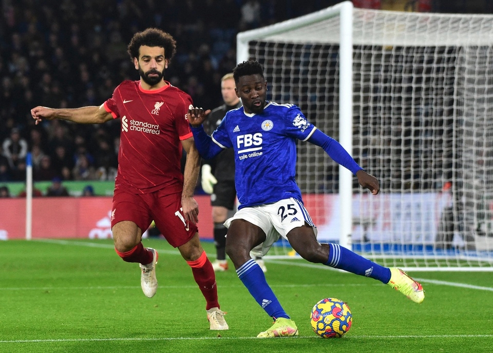 Cũng như Liverpool, Arsenal, Leicester chịu tổn thất nặng nề khi mất trung vệ Amartey, tiền đạo Kelechi Iheanacho và tiền vệ trung tâm Wilfried Ndidi. Ndidi là trụ cột của "Bầy cáo" trong nhiều năm qua. Ngôi sao 26 tuổi sở hữu bộ kỹ năng toàn diện giúp anh có thể chơi tốt ở cả vị trí tiền vệ trung tâm, tiền vệ quét và trung vệ.