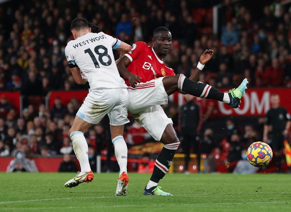 Eric Bailly vừa thi đấu 66 phút trong trận thắng 3-1 của MU trước Burnley vào ngày 30/12/2021. Cựu trung vệ Villarreal bị một vết đau nhưng may mắn không phải là chấn thương nặng. Bailly và Amad Diallo là 2 cầu thủ MU trở về thi đấu tại CAN trong màu áo tuyển Bờ Biển Ngà.