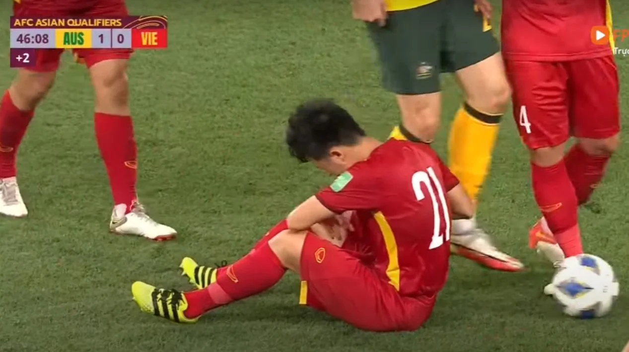 Cầu thủ Australia đến cướp bóng trong tay Đình Trọng.