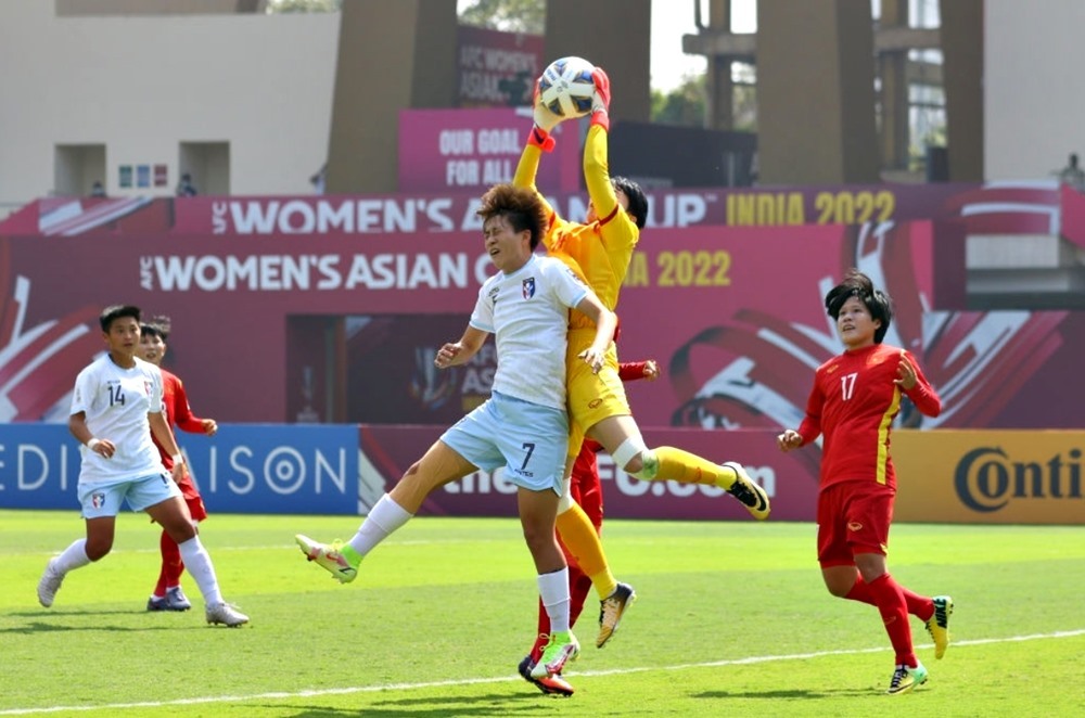 Thủ môn Kim Thanh chắc chắn trong khung thành.
