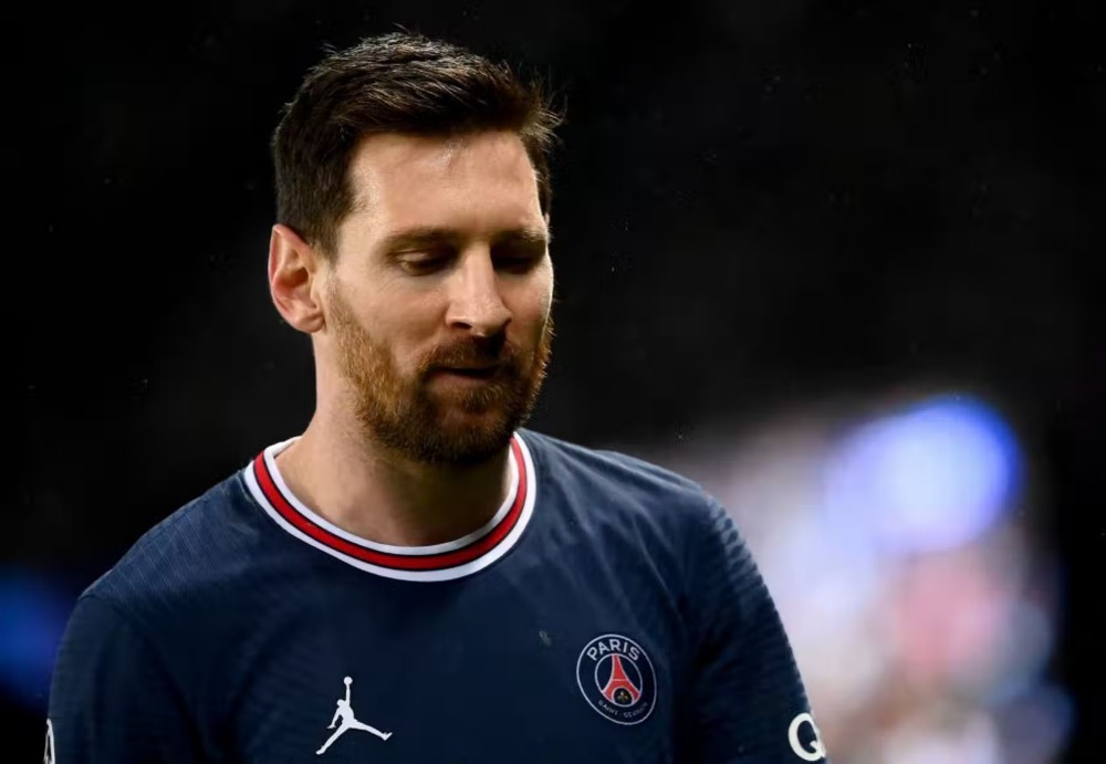 Siêu sao 34 tuổi liên tục phải cúi mặt thế này ở Paris hoa lệ.