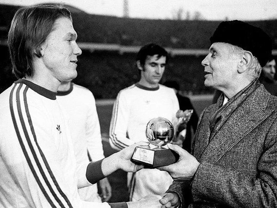 Oleg Blokhin giành Quả bóng Vàng châu Âu vào năm 1975. Là cầu thủ khoác áo ĐTQG Liên Xô nhiều nhất mọi thời đại với 112 lần, Blokhin được coi là một trong những chân sút hay nhất bóng đá Đông Âu từng sản sinh. Sinh ra tại Kyiv, Blokhin là cầu thủ Ukraine đầu tiên giành Quả bóng Vàng châu Âu.