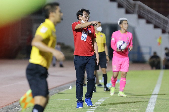 Đánh rơi chiến thắng ở trận đấu mở màn V-league 2022, HLV Phan Thanh Hùng tỏ ra khá tiếc nuối khi có lần ra mắt không trọn vẹn dù đội bóng của mình dẫn bàn từ khá sớm.