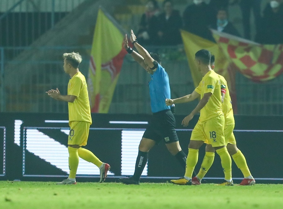 Trọng tài Trần Đình Thịnh có quyết định gây tranh cãi.