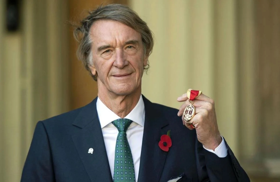 Jim Ratcliffe (Giá trị tài sản ròng 6,33 tỷ bảng): Ông Ratcliffe từng là người giàu nhất Vương quốc Anh năm 2018. Khi đó, tài sản của ông được định giá vào khoảng 12 tỷ bảng. Tuy nhiên, tài sản của Ratcliffe đã tụt xuống còn 6,33 tỷ bảng vào năm 2021. Xuất thân từ kỹ sư hóa học, ông đã chuyển hướng sang lĩnh vực tài chính, công nghiệp và gặt hái thành công. Ratcliffe là chủ tịch, nhà đồng sáng lập và chủ sở hữu của phần lớn cổ phần của tập đoàn năng lượng hóa chất Ineos. Với 19.000 nhân viên trên toàn cầu, tập đoàn này chuyên sản xuất nhiên liệu, bao bì thực phẩm và vật liệu xây dựng.