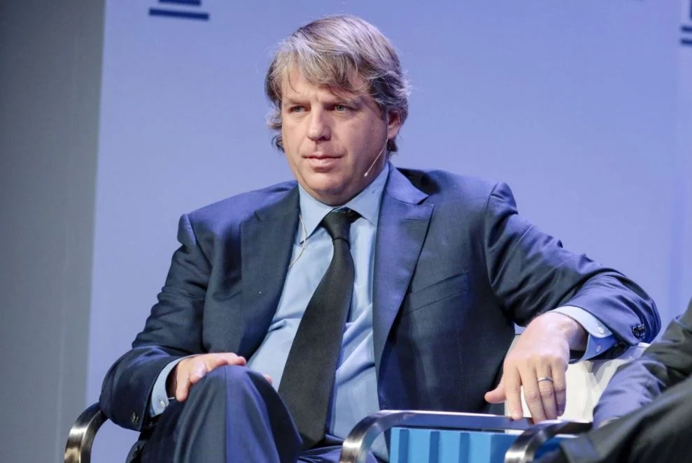 Todd Boehly (Giá trị tài sản ròng 4 tỷ bảng): Boehly là tỷ phú người Mỹ. Ông từng muốn thâu tóm Chelsea vào năm 2019, nhưng không có thỏa thuận nào được thông qua. Tỷ phú 46 tuổi đang là chủ tịch kiêm giám đốc điều hành của Eldridge Industries - công ty đầu tư tư nhân.