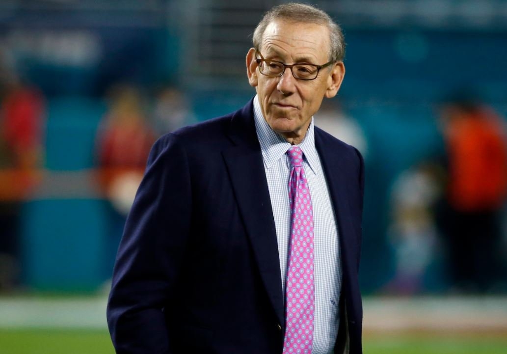 Stephen Ross (Giá trị tài sản ròng 6 tỷ bảng): Stephen Ross (81 tuổi) chính là một trong những người đã đưa ra ý tưởng về việc thành lập Super League. Trước đó, tỷ phú người Mỹ tạo ra giải giao hữu tiền mùa giải International Champions Cup quy tụ các đội bóng hàng đầu thế giới. Ross đã kiếm hàng tỷ bảng với tư cách là nhà phát triển bất động sản và chủ sở hữu của nhiều công ty liên quan do ông thành lập từ năm 1972.