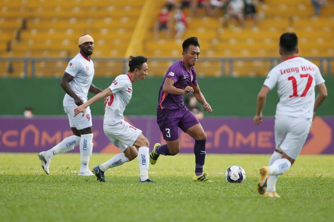 Becamex Bình Dương (áo tím) liên tục bị Hải Phòng dẫn trước.