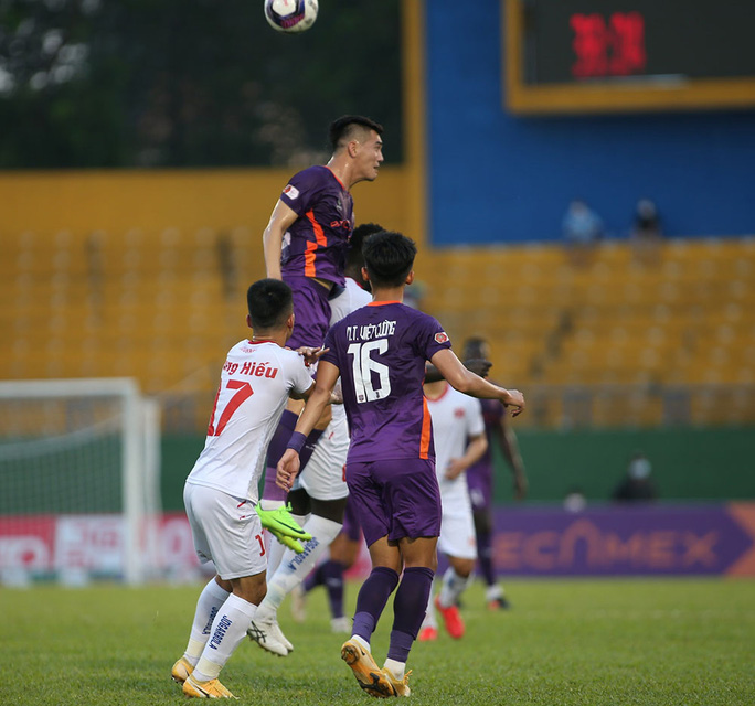 Nguyễn Tiến Linh lập công ấn định tỉ số hòa 2-2 cho Becamex Bình Dương.