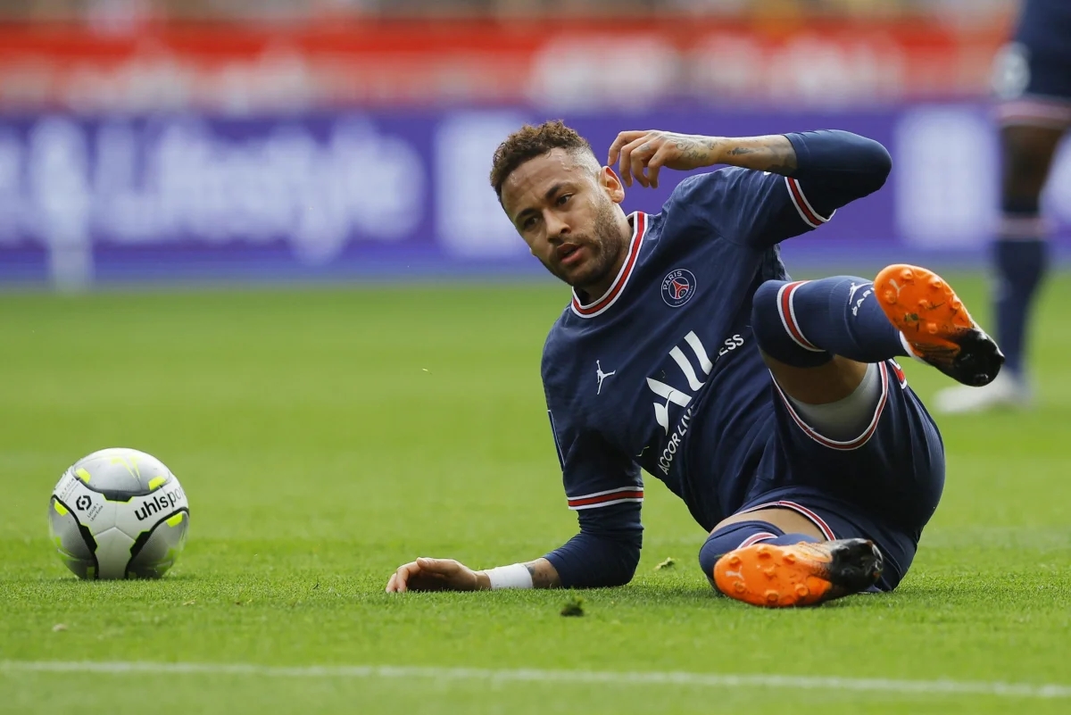 Ảnh bài viết Nhà báo Pháp: "Neymar thường say xỉn và lười tập"