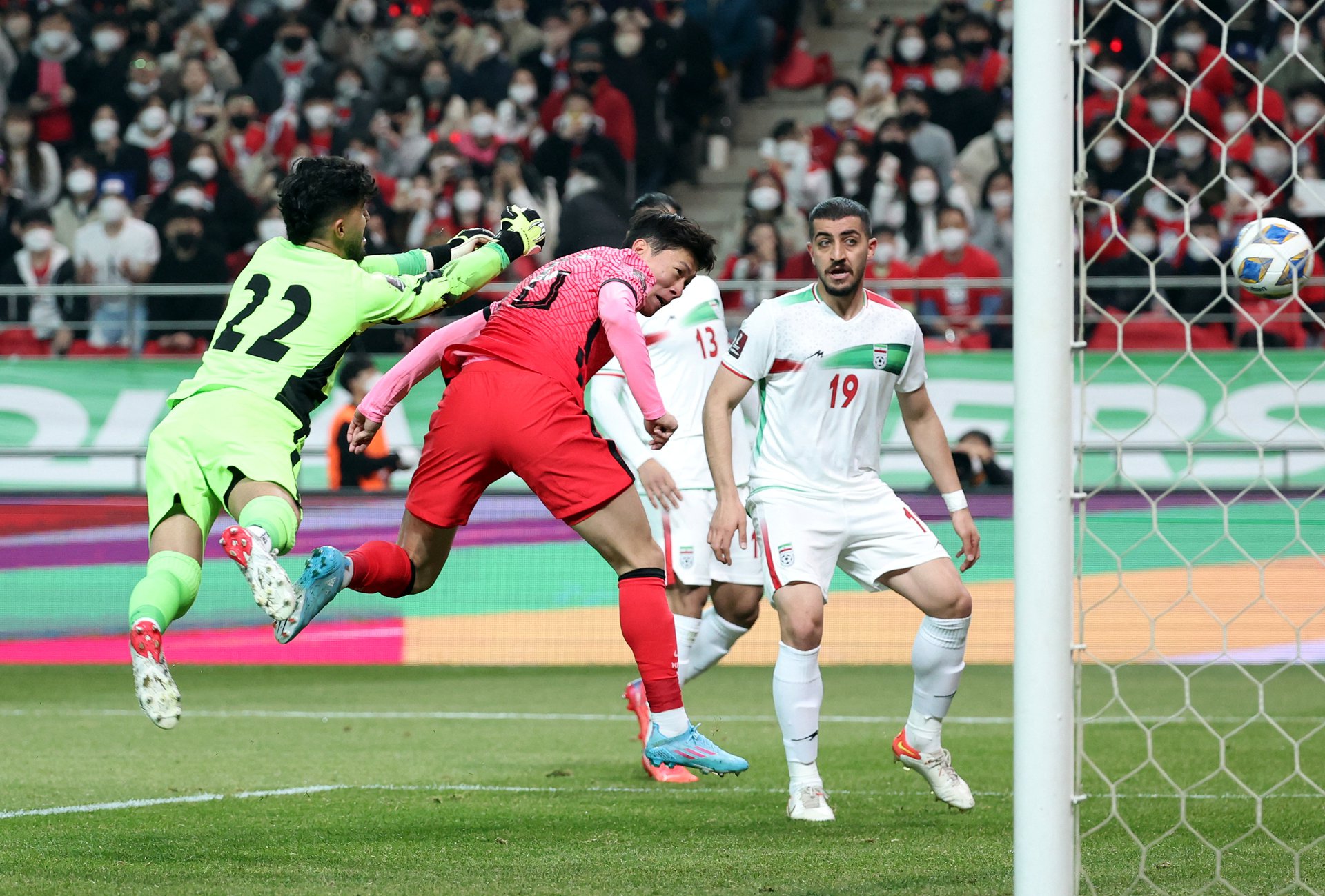 Với việc đã giành vé tới World Cup 2022, cả hai đội nhập cuộc với tâm lý thoải mái và tạo thế trận hấp dẫn. Tuyển Hàn Quốc có tình huống nguy hiểm đầu tiên với pha đánh đầu cận thành của Hwang Ui-jo từ quả tạt của Son Heung-min.