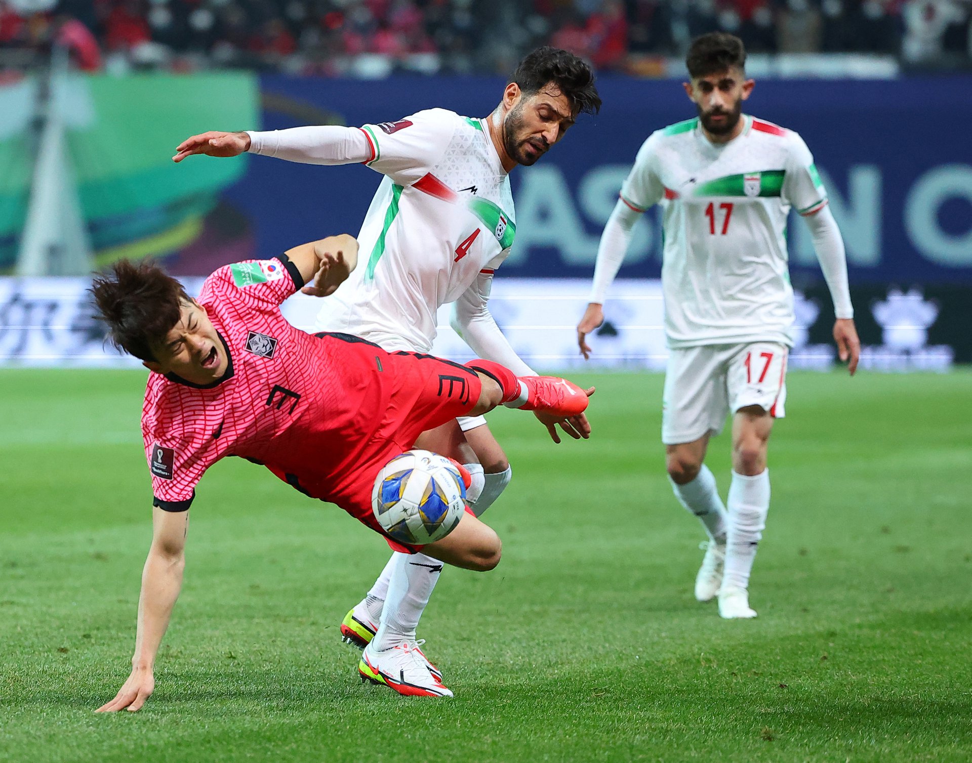 Những mảng đánh biên của Hàn Quốc được triển khai khiến Iran vất vả chống đỡ. Bên cạnh đó, sự xuất sắc của hàng thủ cũng giúp Hàn Quốc tránh được những đợt tấn công của đối phương. Trong suốt hiệp đầu, Iran chỉ tung ra một cú sút nhưng bị chặn.