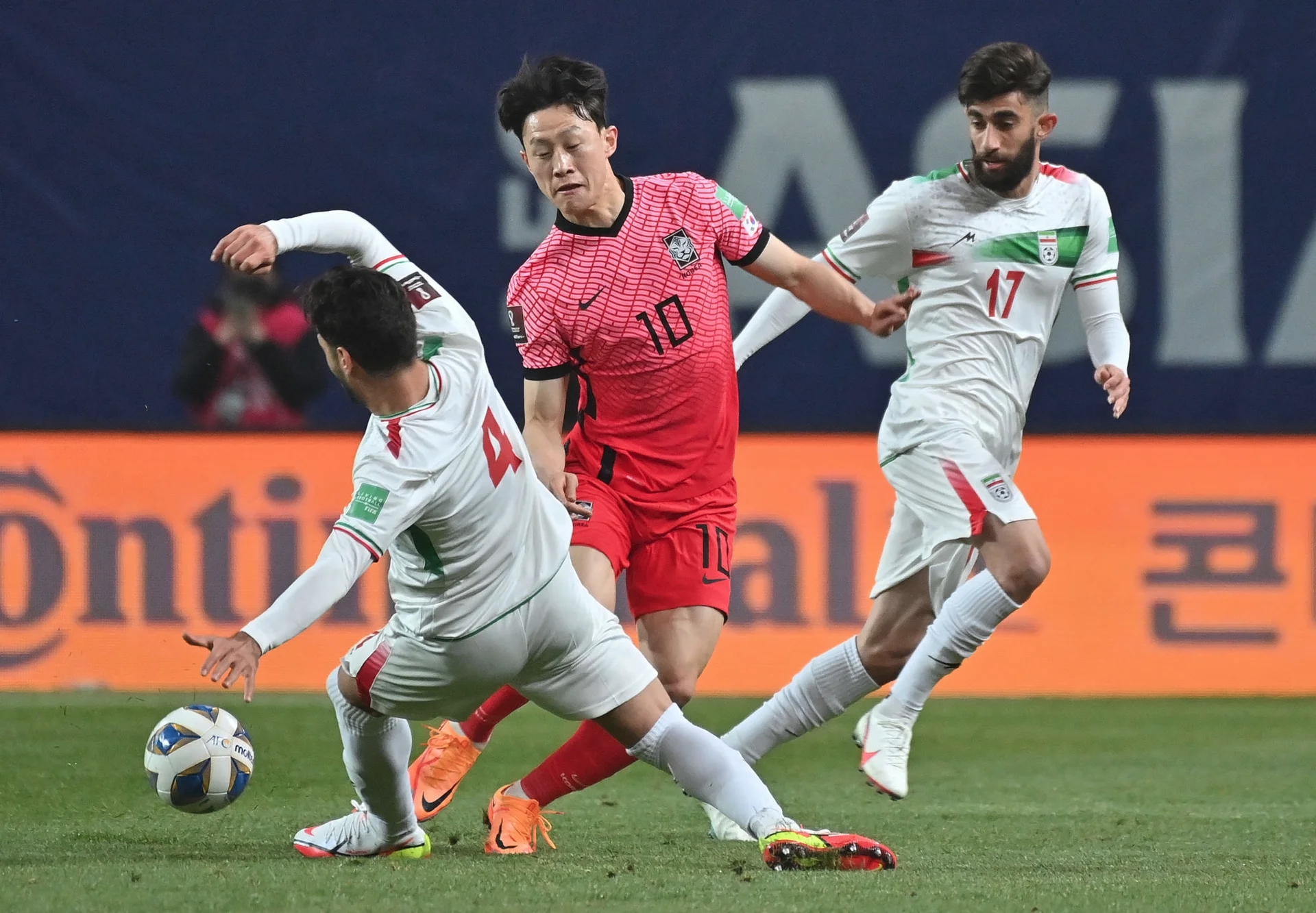 Dù vậy, Hàn Quốc có thêm bàn thắng ở phút 63. Nỗ lực dốc bóng của Hwang Hee-chan rồi chuyền vào cho Lee Jae-sung. Cầu thủ số 10 thực hiện đường căng ngang để Kim Young-gwon đệm bóng cận thành ghi bàn.