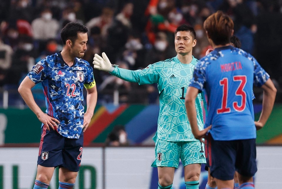 Những giọt nước mắt của đội trưởng Maya Yoshida đã rơi sau khi trọng tài nổi hồi còi khép lại trận đấu giữa tuyển Nhật Bản và Việt Nam tại lượt cuối vòng loại thứ ba World Cup 2022 khu vực châu Á. Pha dứt điểm ra ngoài ở khoảng cách 3 m của Yoshida phần nào khiến Nhật Bản không thể giành chiến thắng.