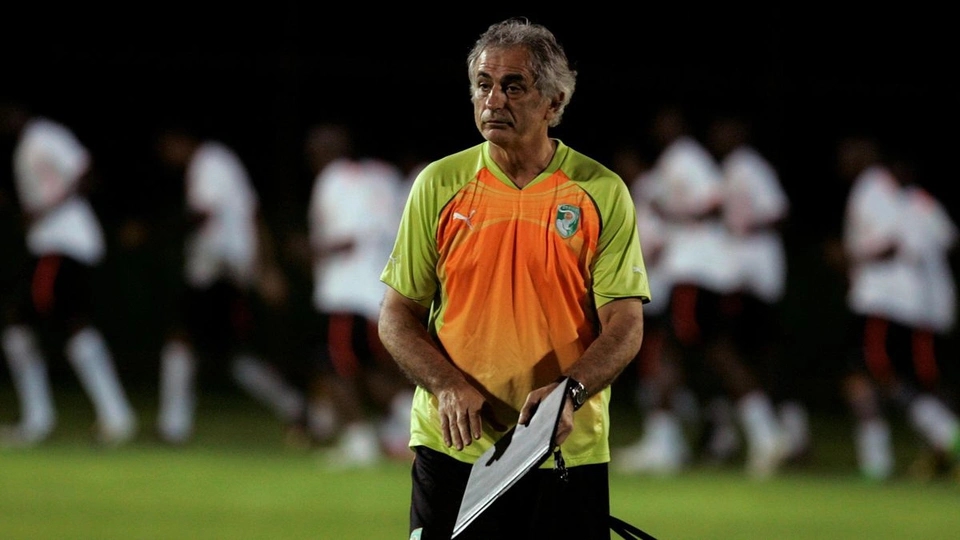 Năm 2009, ông Halilhodzic dẫn dắt tuyển Bờ Biển Ngà giành vé dự World Cup 2010 trên đất Nam Phi. Tuy nhiên, chiến lược gia người Bosnia bị LĐBĐ Bờ Biển Ngà sa thải chỉ 4 tháng trước khi World Cup 2010 khởi tranh. Thành tích kém cỏi của tuyển Bờ Biển Ngà trước giải cùng mâu thuẫn giữa ông Halilhodzic với LĐBĐ là hai nguyên nhân chính cho sự chia tay kể trên.