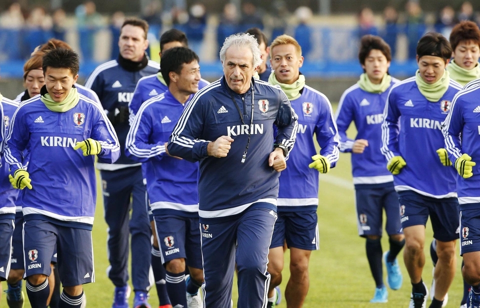 Năm 2015, ông Halilhodzic dẫn dắt tuyển Nhật Bản. Ông giúp "Samurai xanh" giành quyền dự World Cup 2018 tại Nga. Tuy nhiên, cũng giống như năm 2010, chiến lược gia sinh năm 1952 bị sa thải trước khi World Cup 2018 khởi tranh. Tháng 5/2018, ông Halilhodzic khởi kiện LĐBĐ Nhật Bản vì mâu thuẫn giữa đôi bên trong việc chấm dứt hợp đồng.