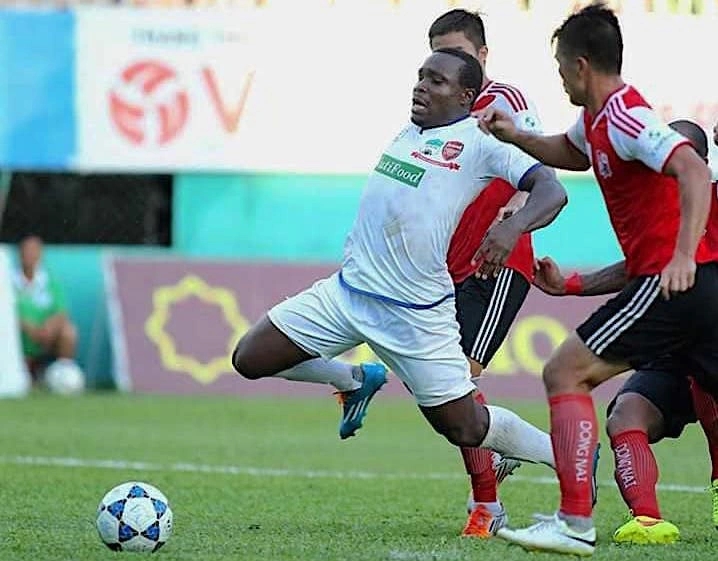Timothy (áo trắng) từng là ngoại binh hàng đầu V-League, tài năng nhưng cũng nhiều tai tiếng.