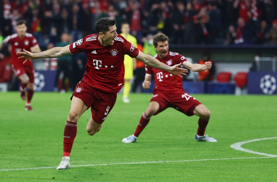 Benzema lúc này tràn trề cơ hội giành danh hiệu vua phá lưới Champions League 2021/22. Tiền đạo của Real Madrid đang có 12 bàn, chỉ kém người dẫn đầu Robert Lewandowski (13 pha lập công). Tuy nhiên, Bayern Munich của chân sút người Ba Lan đã bị loại. Benzema còn cơ hội nâng cao thành tích ở hai trận đấu bán kết sắp tới (và có thể là chung kết).