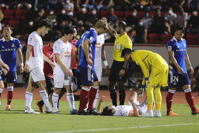 Văn Toàn dính chấn thương...