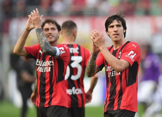 AC Milan có 77 điểm, hơn đội xếp thứ 5 là Roma 18 điểm, trong khi mùa giải chỉ còn 3 vòng. Zlatan Ibrahimovic cùng đồng đội đang dồn toàn bộ sự tập trung để giành Scudetto đầu tiên kể từ năm 2011.