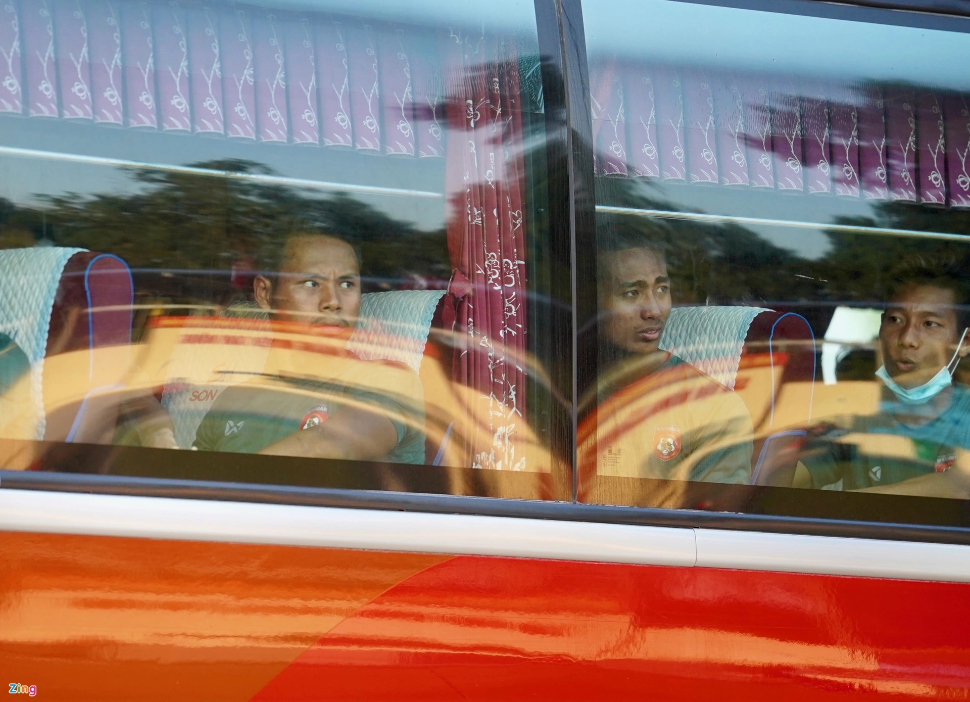 Các cầu thủ U23 Myanmar chăm chú theo dõi U23 Philippines trong lúc lên xe rời sân tập. Đoàn quân HLV Velizar Popov đến tập trước ở sân Tam Nông.