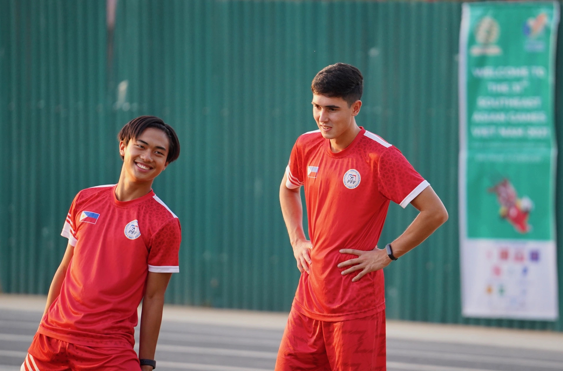 Các cầu thủ cười nói khá vui vẻ trong phần khởi động.