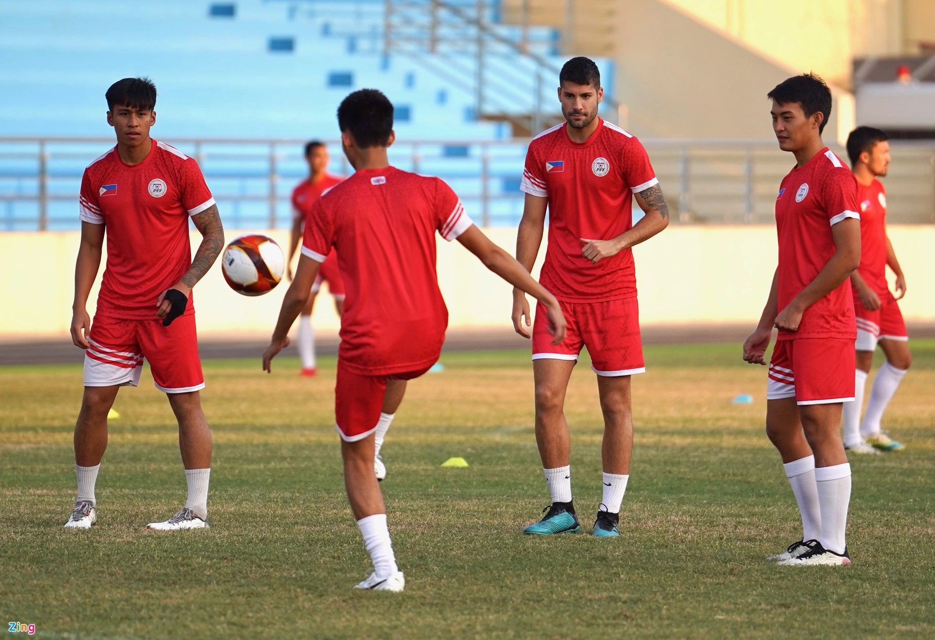 Trước khi tập chiến thuật, các cầu thủ tập chuyền bóng, đá ma và chơi trò chơi.