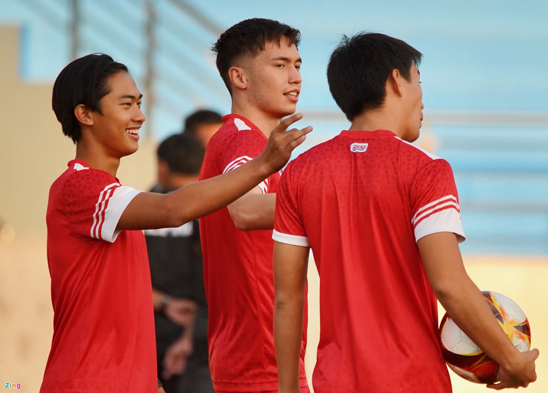 Những cử chỉ thân mật của các cầu thủ xuất hiện khá thường xuyên trên sân tập và điều đó cho thấy phần nào sự gắn kết của đội.