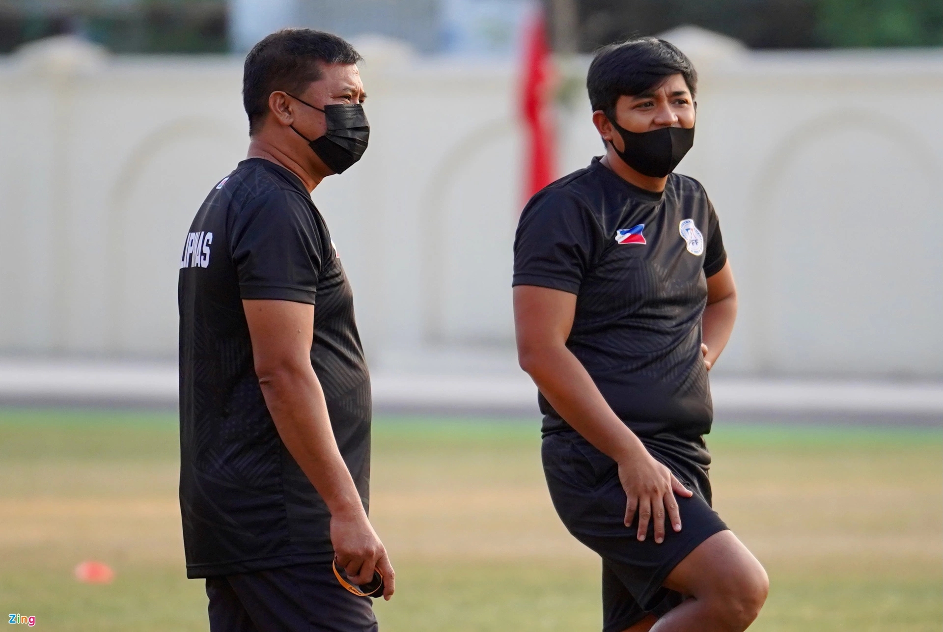 HLV trưởng U23 Philippines là Norman Salo Fegidero (trái). Ông quan sát khá kỹ mặt cỏ sân Tam Nông, vốn đang được cải thiện sau những ngày qua.