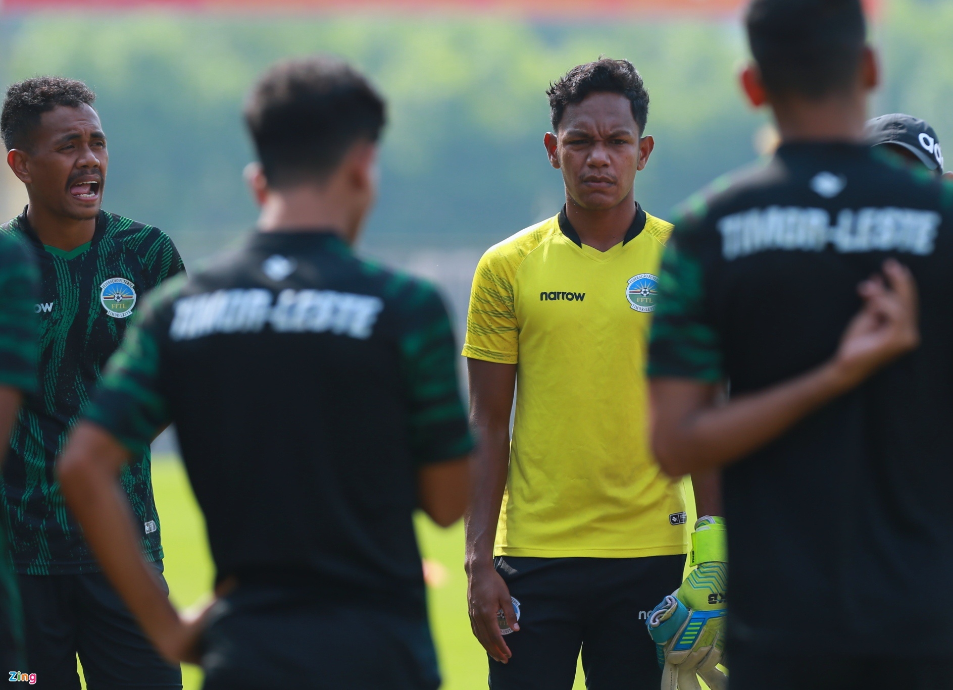 Junildo Manuel de Castro Pereira (áo vàng) là thủ môn duy nhất trong buổi tập lúc 15h30 của Timor-Leste trên sân phụ Việt Trì, tỉnh Phú Thọ. Họ còn chưa đầy 24 giờ để chuẩn bị cho trận đầu tiên, nhưng chỉ mới đến đây hôm 4/5.