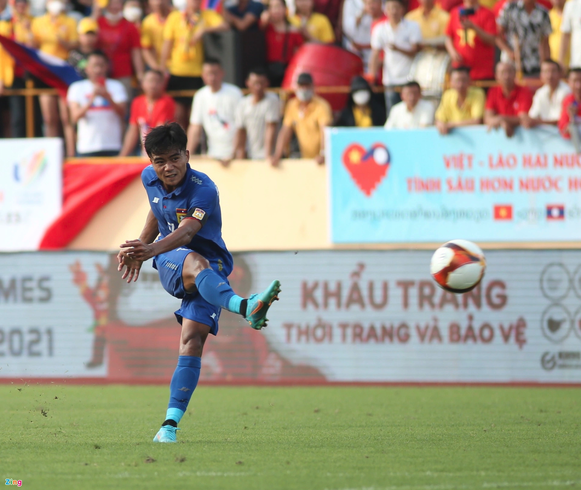 Trước sự cổ vũ cuồng nhiệt từ khán giả tại sân Thiên Trường, U23 Lào tự tin đẩy cao đội hình chơi pressing và tạo ra sức ép đáng kể về phía khung thành U23 Singapore.