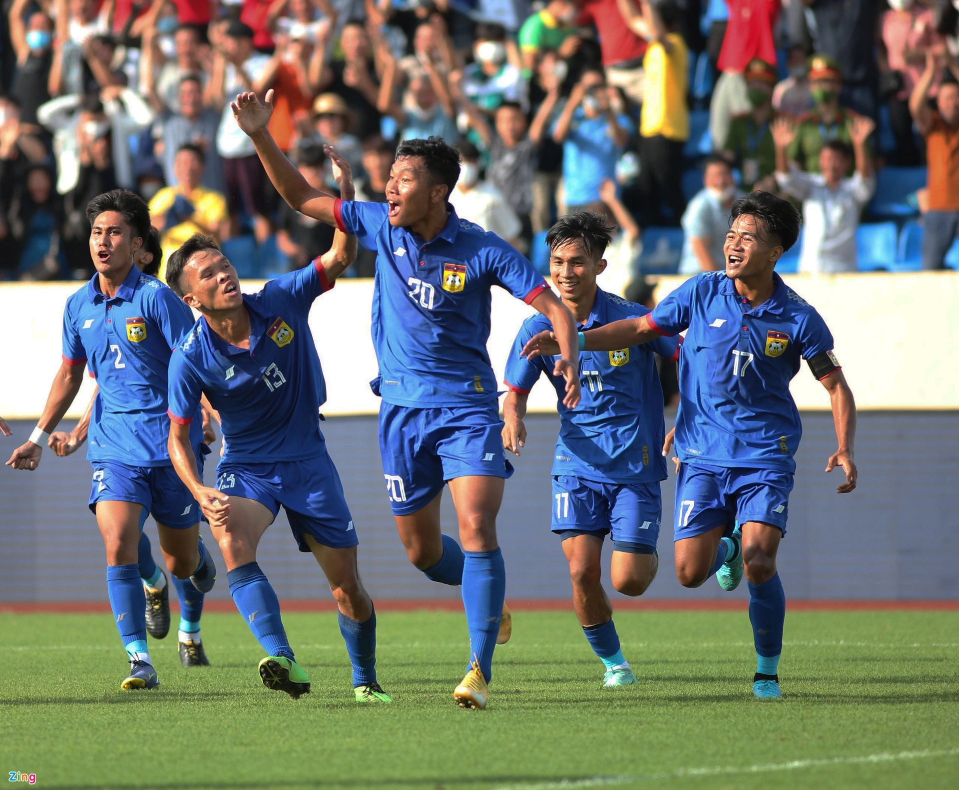 Sau vài cơ hội bị bỏ lỡ, đoàn quân áo xanh vỡ òa cảm xúc khi cú sút quyết đoán từ sát vạch 16,5m của số 20 Ekkamai đưa bóng găm vào góc cao khung thành U23 Singapore ở phút 14.