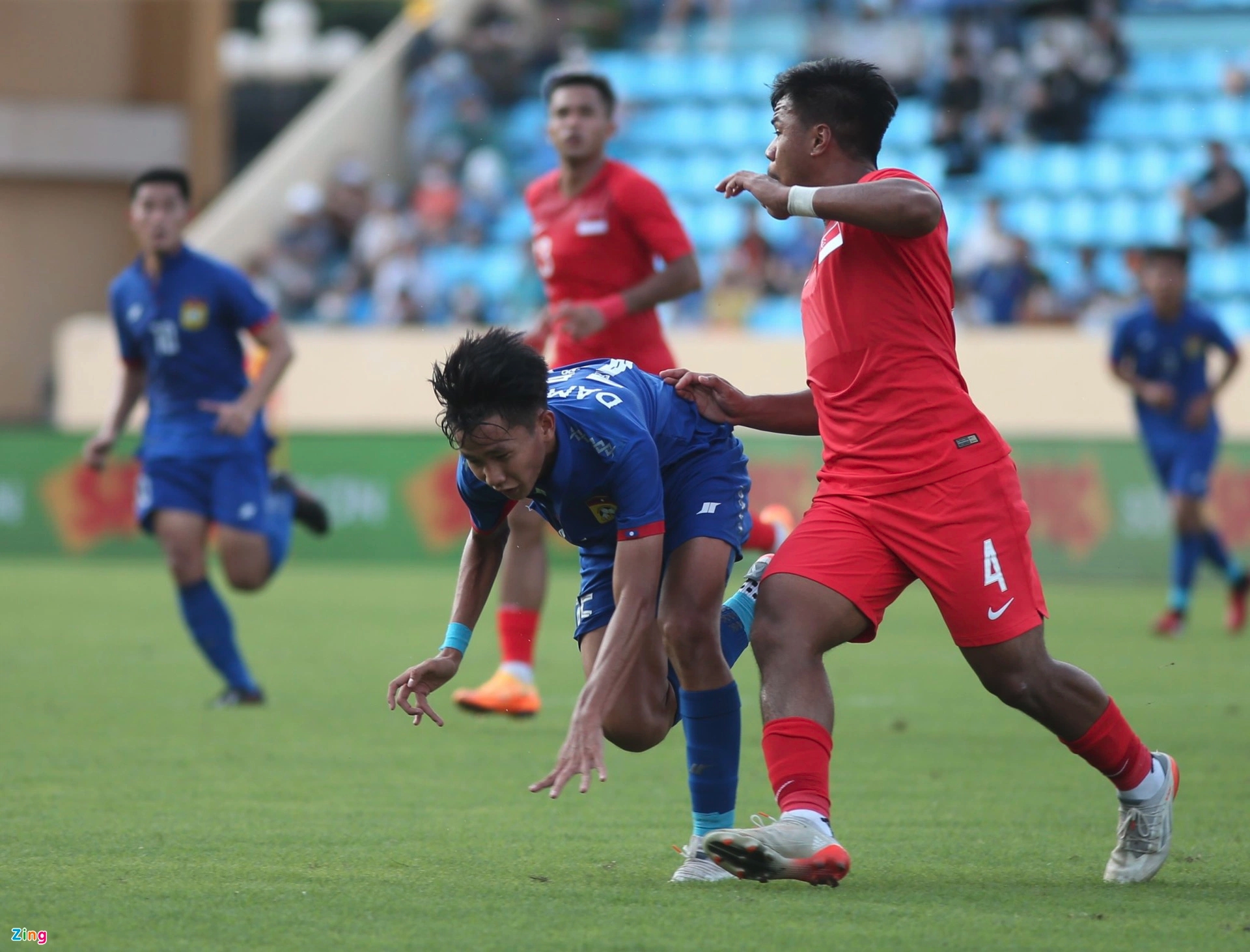 Sau khi mở tỷ số, U23 Lào trở lại với lối chơi phòng ngự phản công sở trường. Thầy trò HLV Michael Weiss giữ cự ly đội hình khá tốt và không để đối thủ có nhiều cơ hội uy hiếp hung thành.