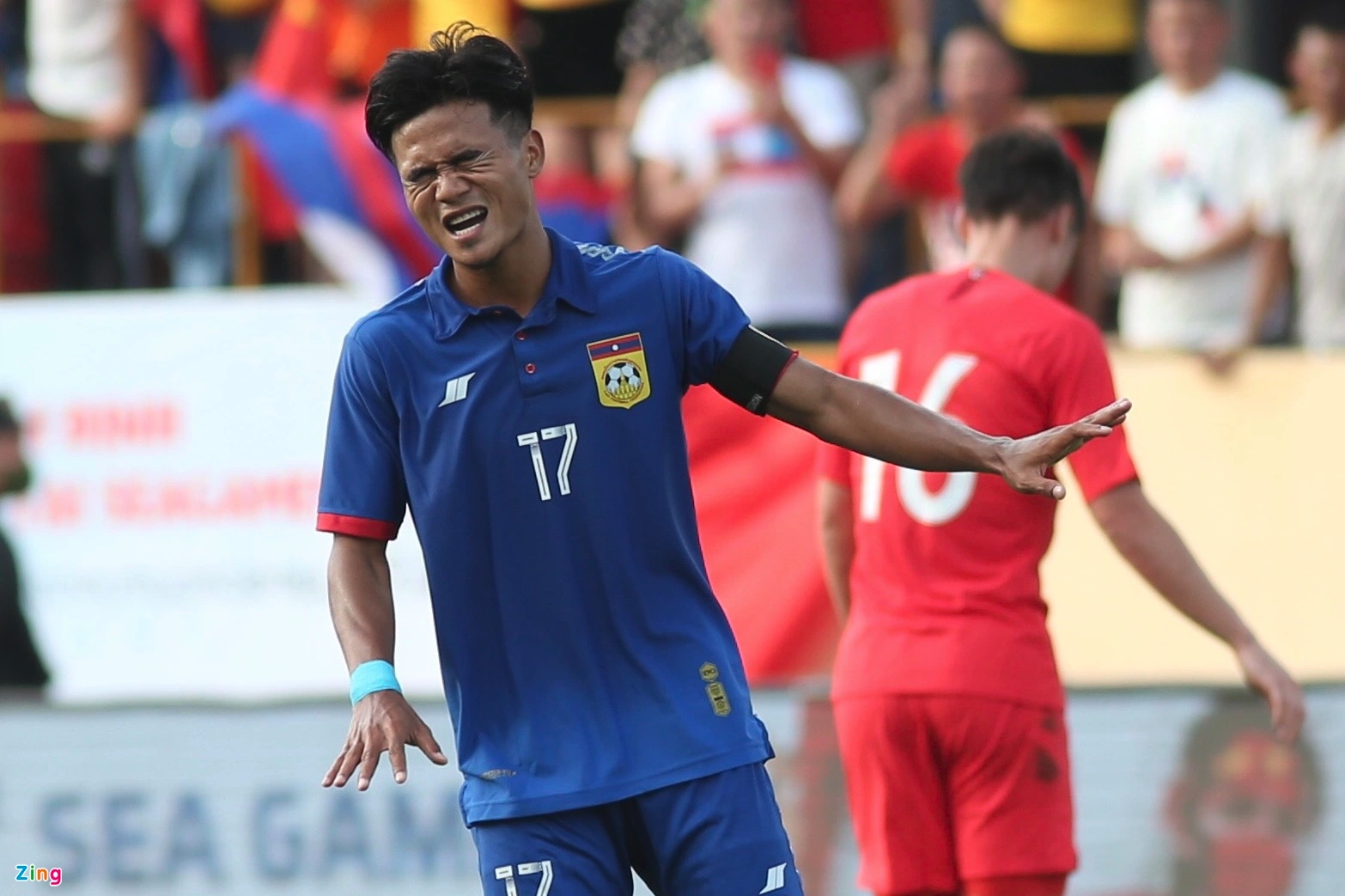 Vẻ mặt tiếc nuối của cầu thủ U23 Lào sau cơ hội bị bỏ lỡ. Nếu tận dụng cơ hội tốt hơn, đội tuyển đến từ đất nước triệu voi đã có thể gia tăng cách biệt ngay trong hiệp một.