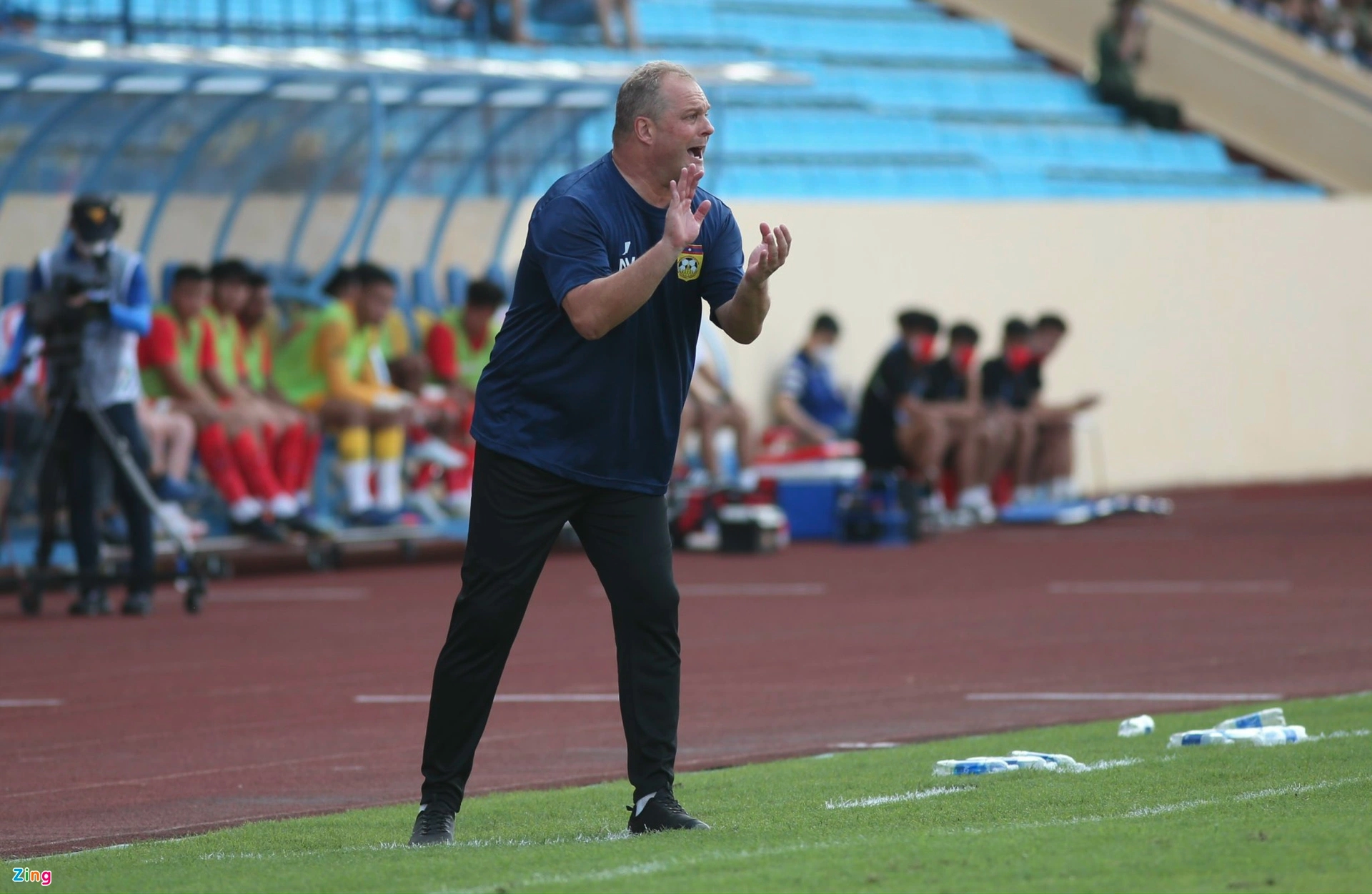 HLV Weiss luôn túc trực ở sát đường biên để chỉ đạo, động viên học trò. Sự tập trung cùng chút may mắn đã giúp U23 Lào bảo vệ lợi thế khi hiệp một khép lại.