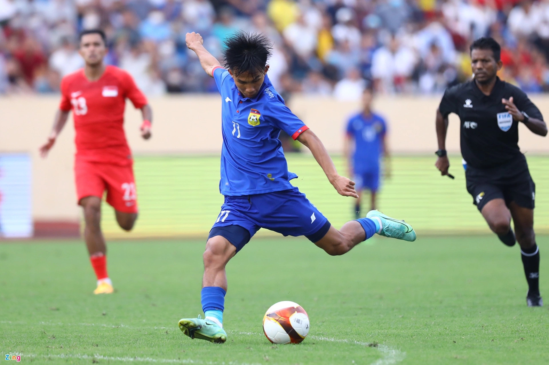 Sang đầu hiệp 2, U23 tiếp tục tăng tốc và khiến hàng phòng ngự Singapore chao đảo. Sau nỗ lực dứt điểm không thành công của Bounphachan và Ekkamai, Chony nhân đôi cách biệt cho đội bóng áo xanh bằng pha ra chân quyết đoán từ ngoài vùng cấm ở phút 50.