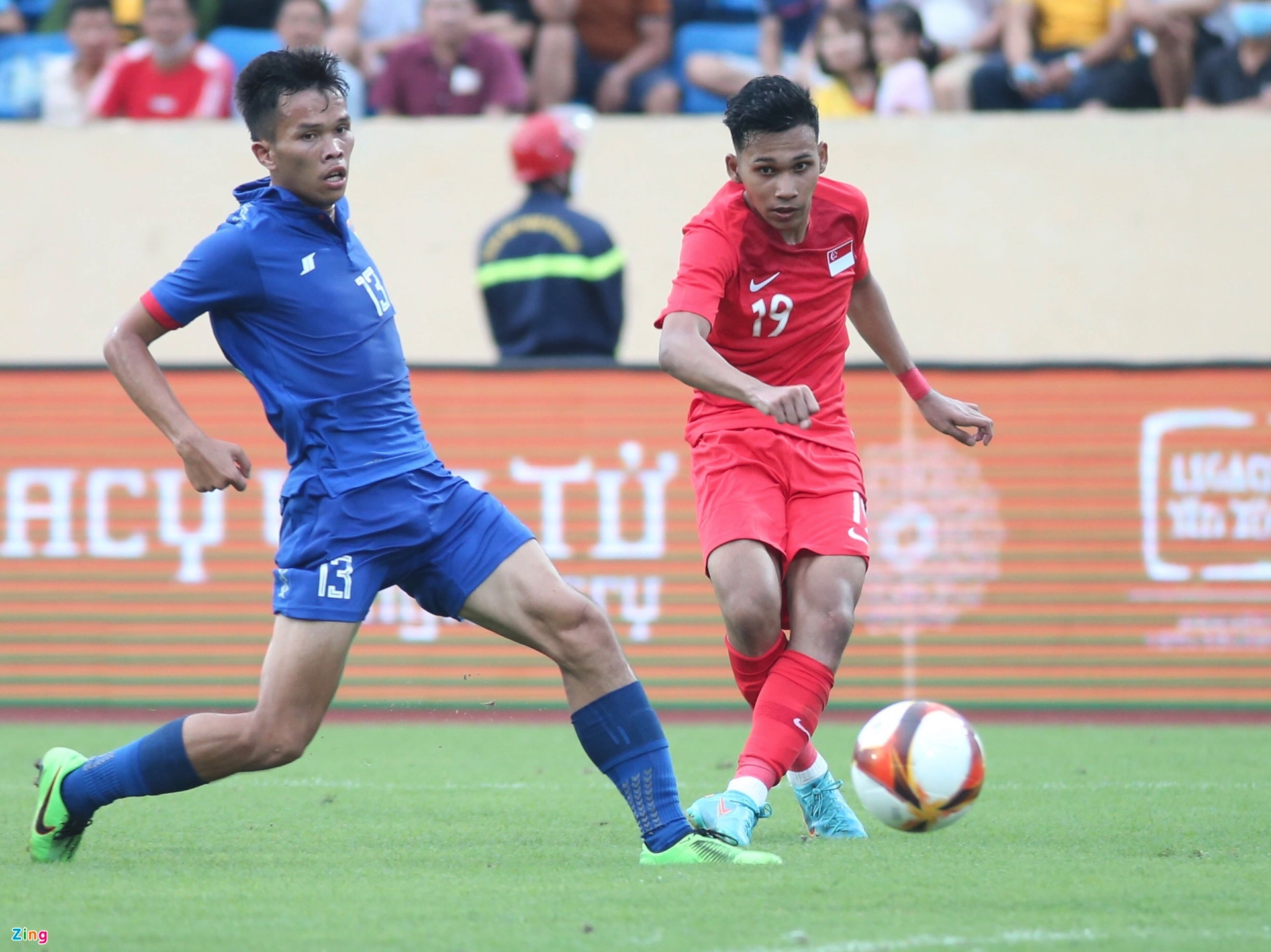 Bàn thắng thứ 2 giúp U23 Lào có được sự tự tin trong từng pha xử lý. Các chân sút áo xanh không ngần ngại thực hiện những pha đột phá vào giữa hàng thủ đối phương. Ở bên kia chiến tuyến, U23 Singapore chơi bế tắc và phải chờ đến phút 80 mới có cơ hội đáng kể đầu tiên, đó là cú sút vào góc gần bị thủ môn cản của số 18, Bin Rahim.