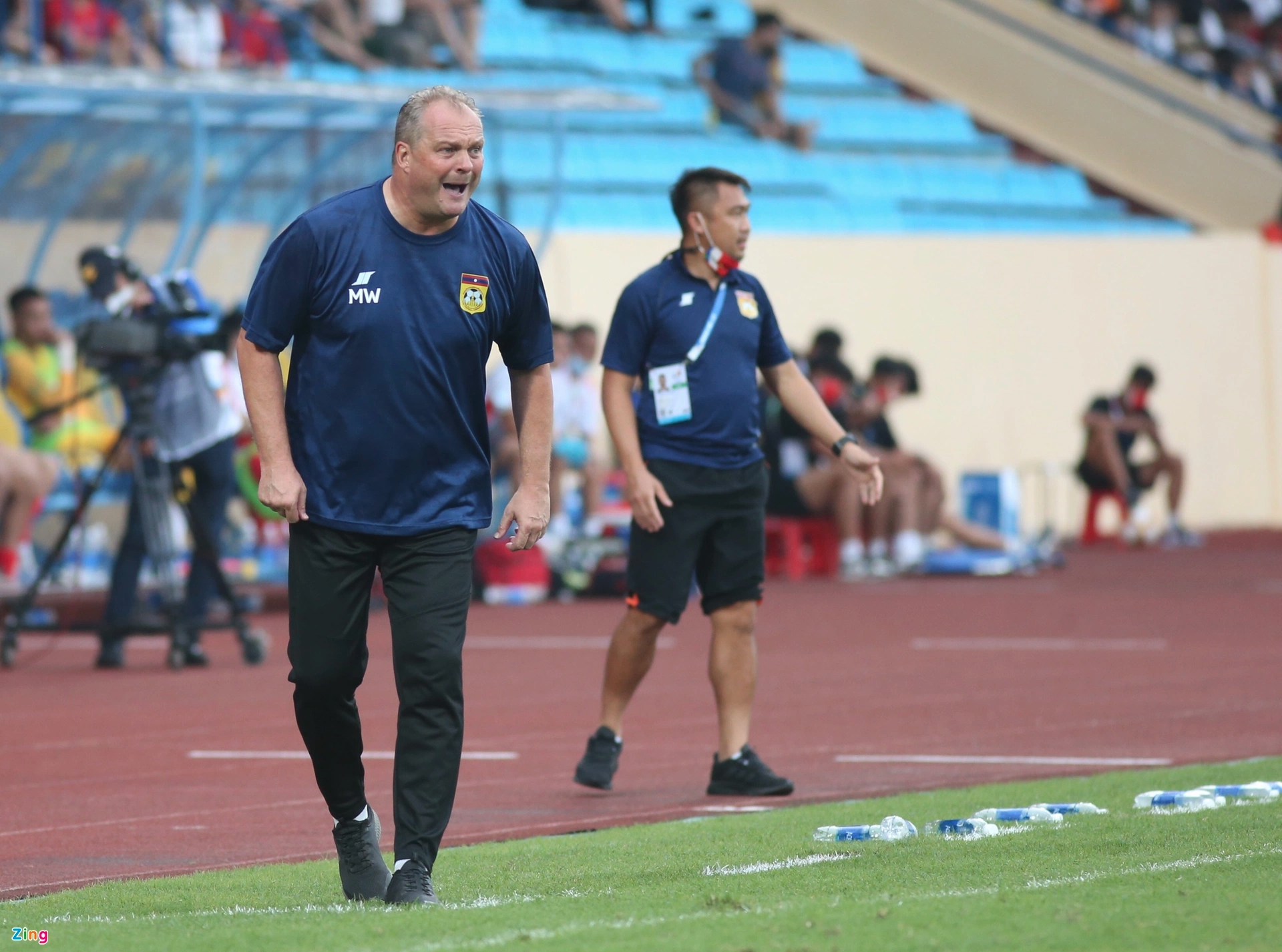 U23 Lào làm chủ thế trận, nhưng HLV Weiss luôn yêu cầu học trò duy trì sự tập trung tốt nhất. Chiến lược gia người Đức sẵn sàng nổi nóng khi thấy bất kỳ vị trí nào trên sân chơi thiếu tập trung.