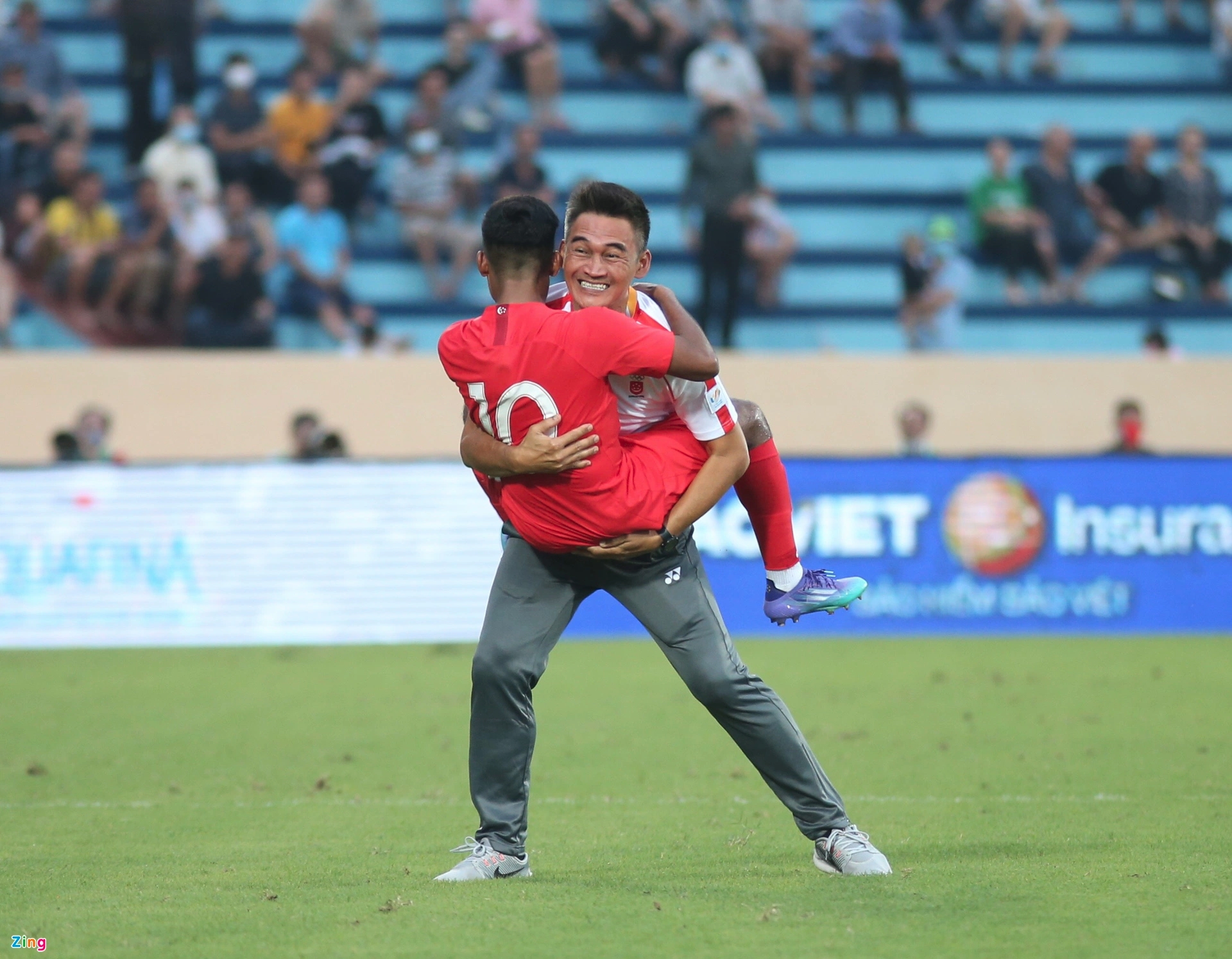 Phút bù giờ 90+6, CĐV tại sân Thiên Trường đều chờ tiếng còi mãn cuộc. Tuy nhiên, hàng thủ U23 Lào một lần nữa chơi thiếu tập trung. Xuất phát từ tình huống bóng bổng, hậu vệ Jordan Efa băng vào dứt điểm trong vùng cấm gỡ hòa 2-2 cho Singapore.