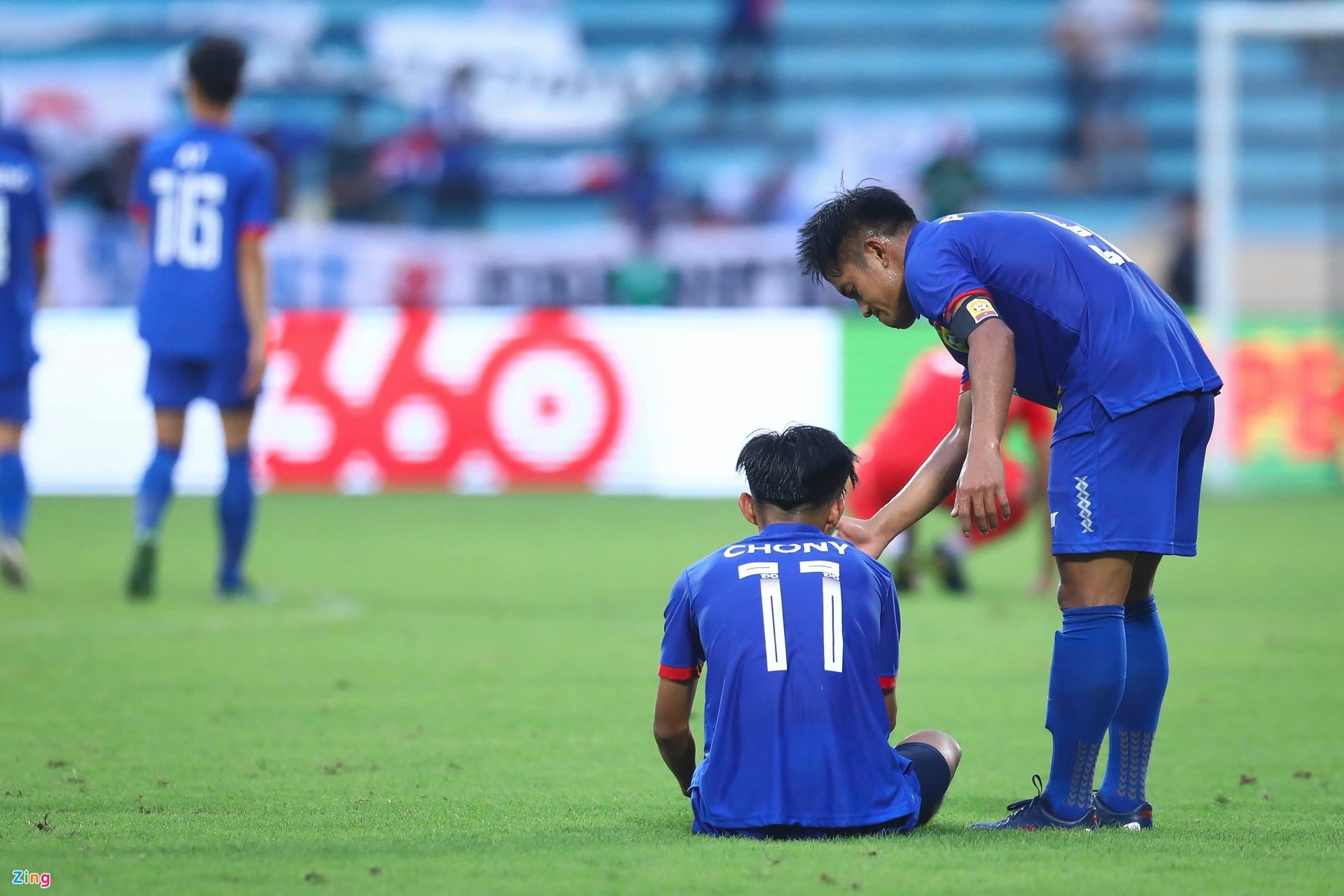 Đội trưởng Phithack Kongmathilath an ủi đồng đội Chony Wenpaserth. Chony đã nâng tỷ số lên 2-0, là một trong số cầu thủ chơi năng nổ của U23 Lào.
