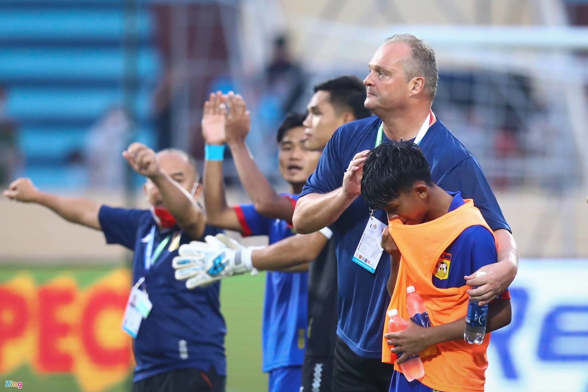 HLV trưởng Michael Weiss phải an ủi học trò. Với ông, một điểm không phải điều gì quá tệ.