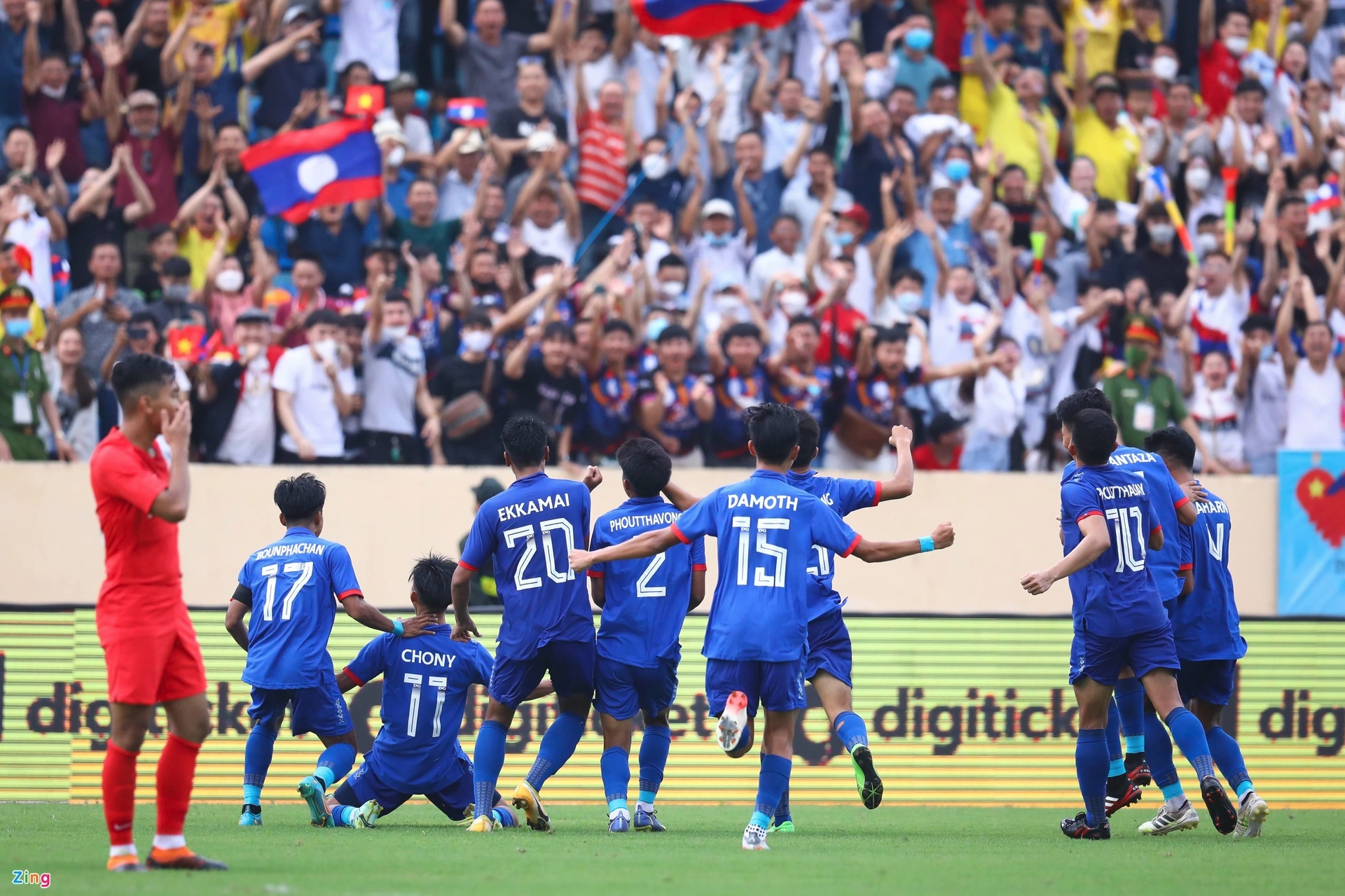 Trước sự cổ vũ cuồng nhiệt của khán giả sân Thiên Trường (Nam Định), U23 Lào thi đấu như thể được chơi trên sân nhà.