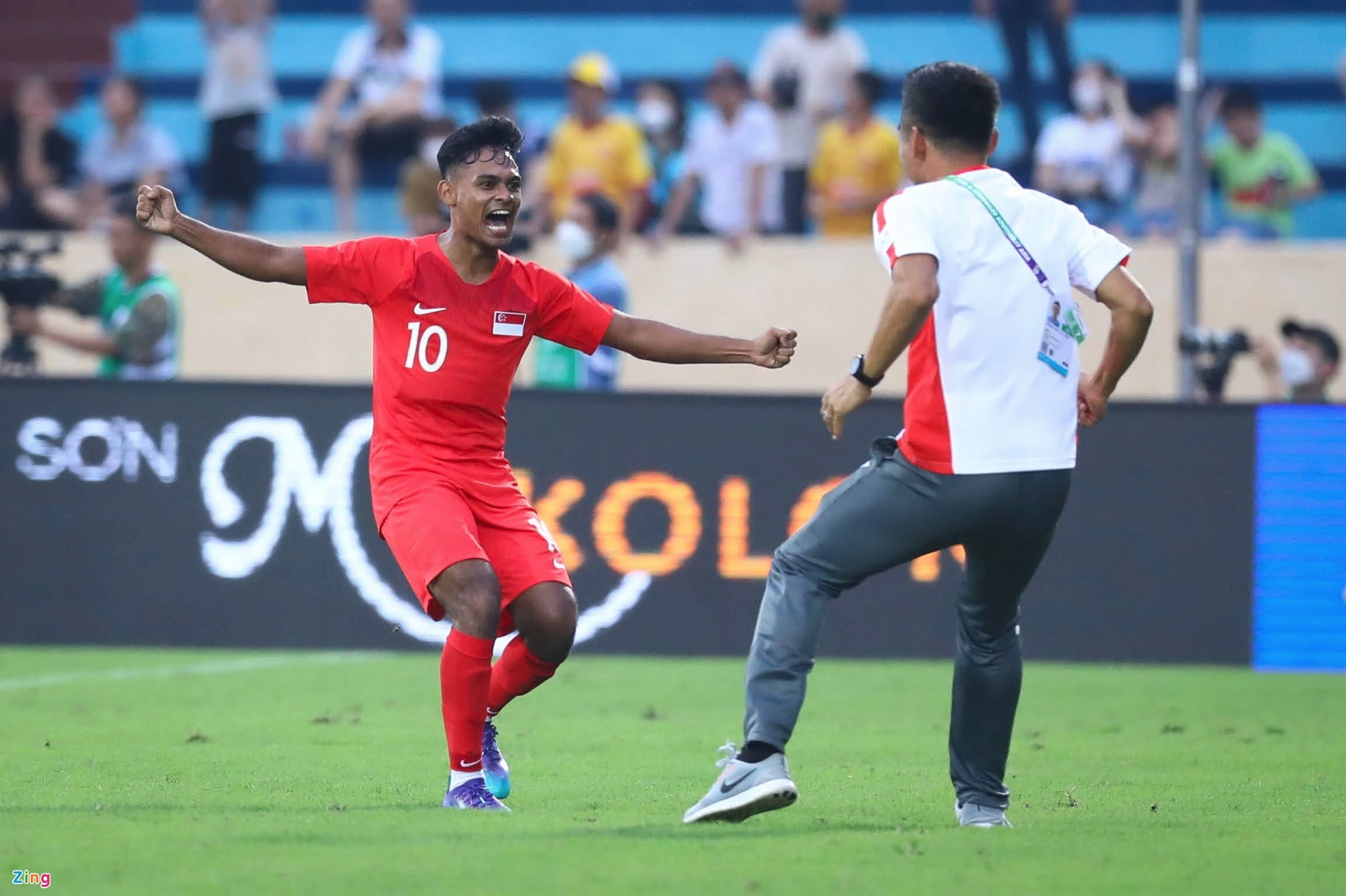 Càng thăng hoa bao nhiêu, U23 Lào càng đau khổ bấy nhiêu khi U23 Singapore đưa trận đấu trở về vạch xuất phát trong 7 phút cuối trận.