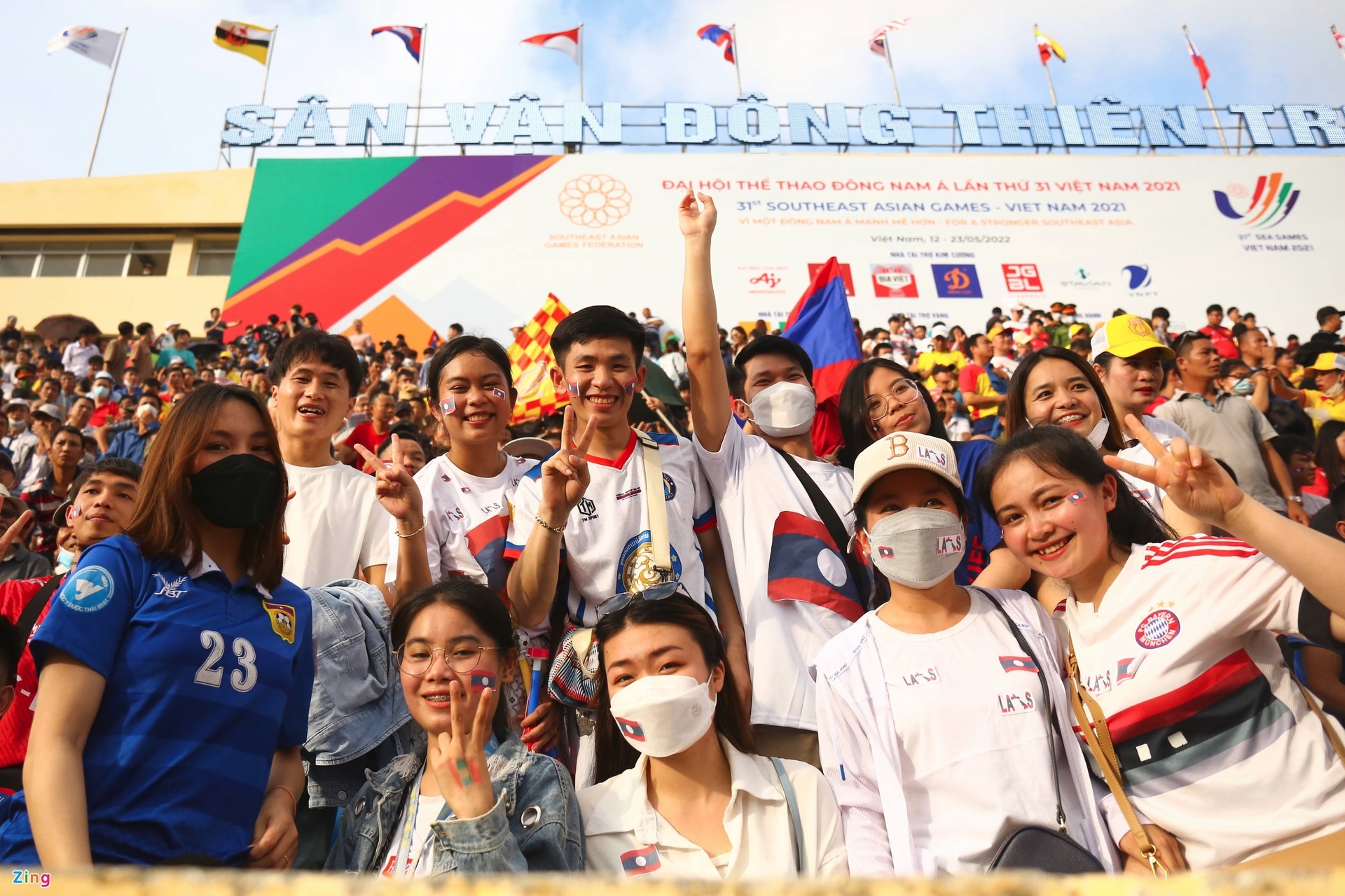 Sự hiện diện của đông đảo cổ động viên trên sân Thiên Trường khiến không khí ở bảng B sôi động không kém sân Việt Trì (Phú Thọ) nếu so ngày thi đấu đầu tiên.