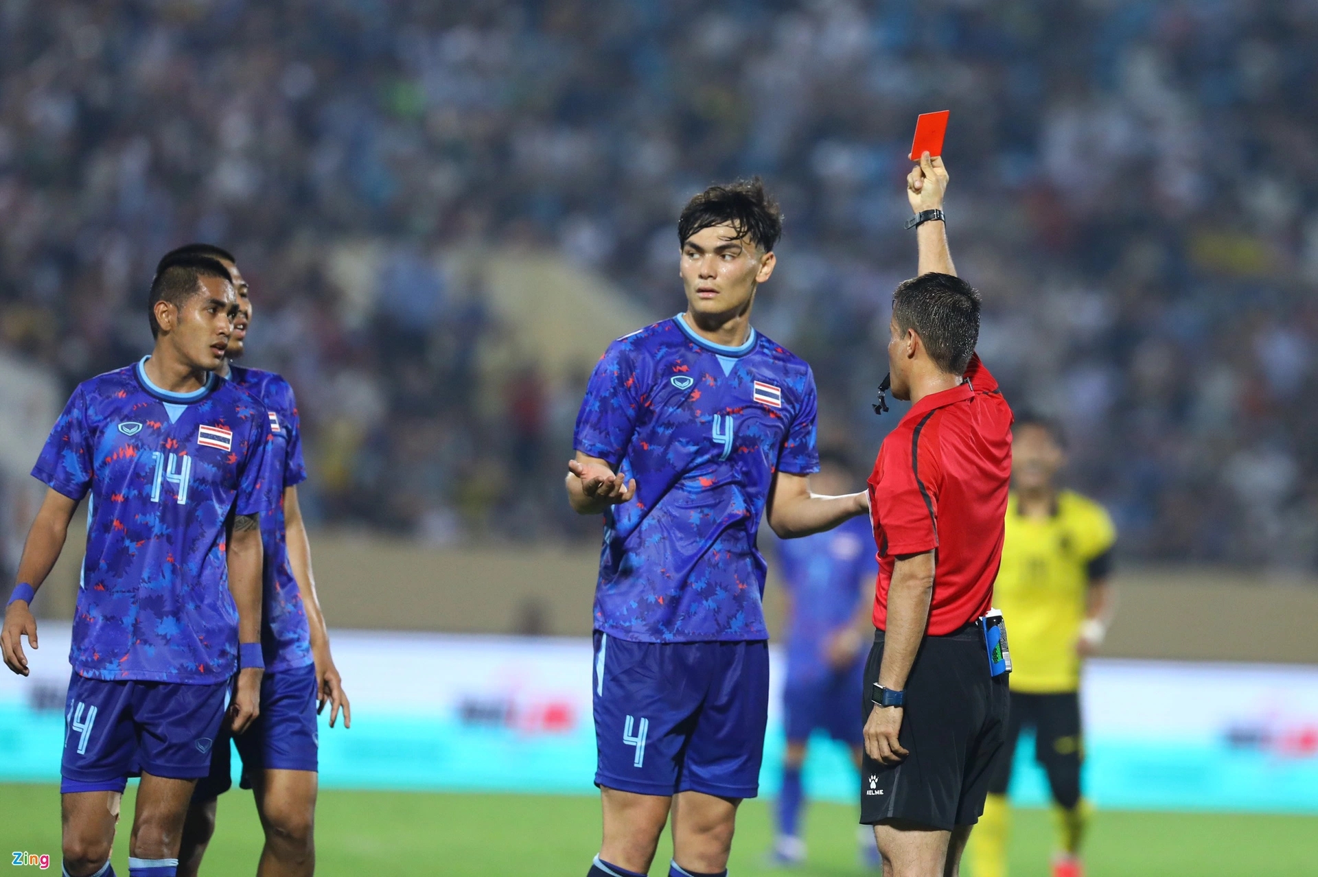 Jonathan nhận thẻ đỏ trực tiếp khi ngăn cản cơ hội ghi bàn của đối phương. Ảnh: Minh Chiến.