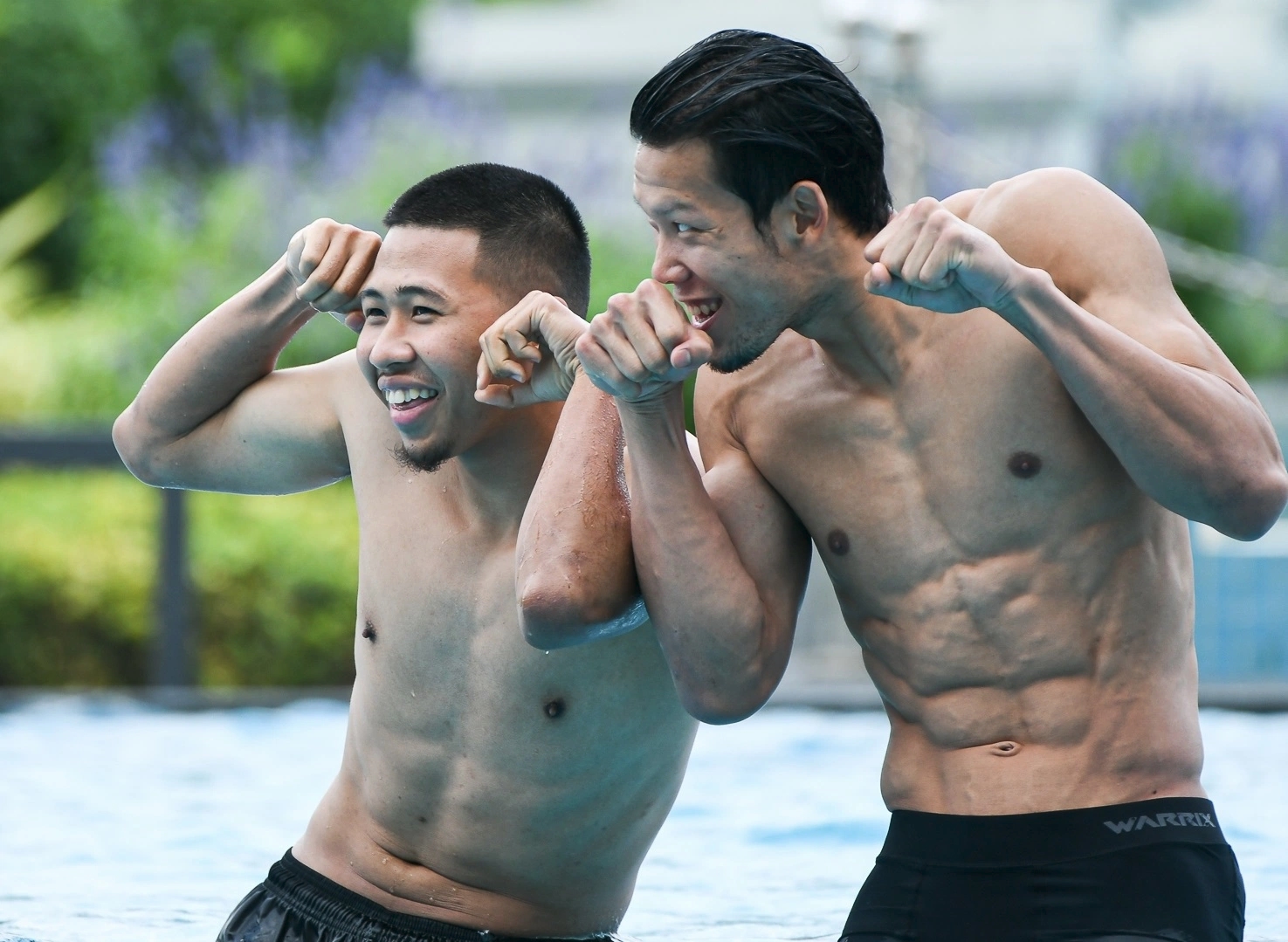 Thủ môn Kawin Thamsatchanan tích cực pha trò cùng đồng đội. Tại SEA Games 31, Kawin là cầu thủ lớn tuổi nhất ở đội hình U23 Thái Lan. Ngay trận ra quân SEA Games 31, Kawin nhận 2 bàn thua, trong đó có tình huống ở phút 90+4.