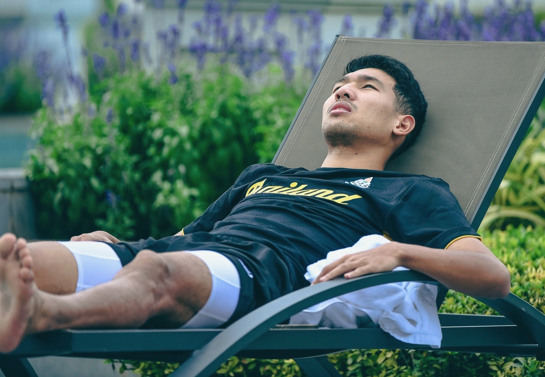 Weerathep Pomphan, cầu thủ quá tuổi tiếp theo của U23 Thái Lan tại SEA Games 31, tranh thủ nghỉ ngơi. Sau trận thua Malaysia, Weerathep thẳng thắn đề nghị những cầu thủ có lỗi trong đội hình U23 Thái Lan hãy xem lại chính mình. Weerathep nhấn mạnh mục tiêu của U23 Thái Lan vẫn là HCV SEA Games 31.