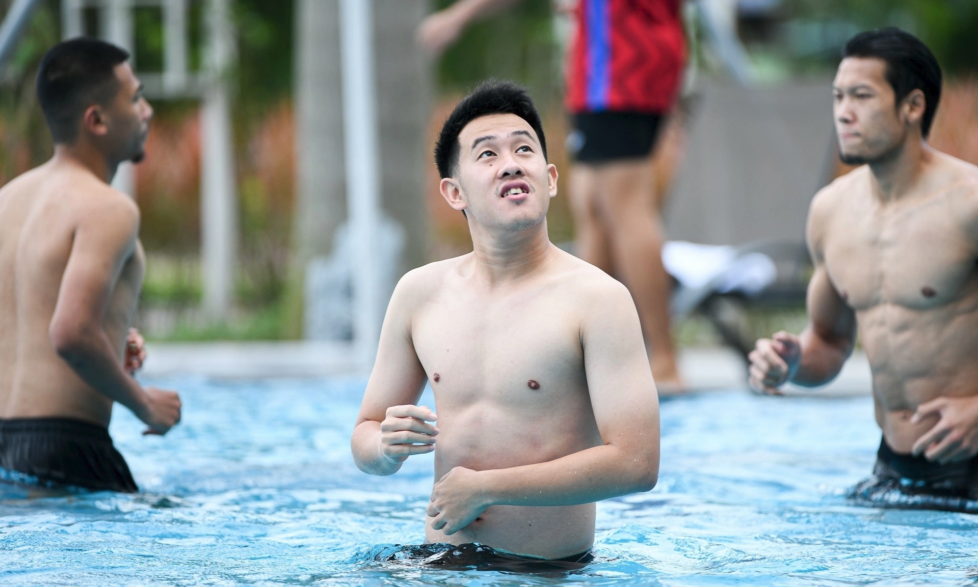 Bình luận khác từ CĐV Thái Lan kêu gọi các cầu thủ tranh thủ thư giãn và lấy lại sự tập trung ngay lập tức, bởi trận gặp Singapore mang tính chất bản lề để "Voi chiến" giành suất vào bán kết SEA Games 31.