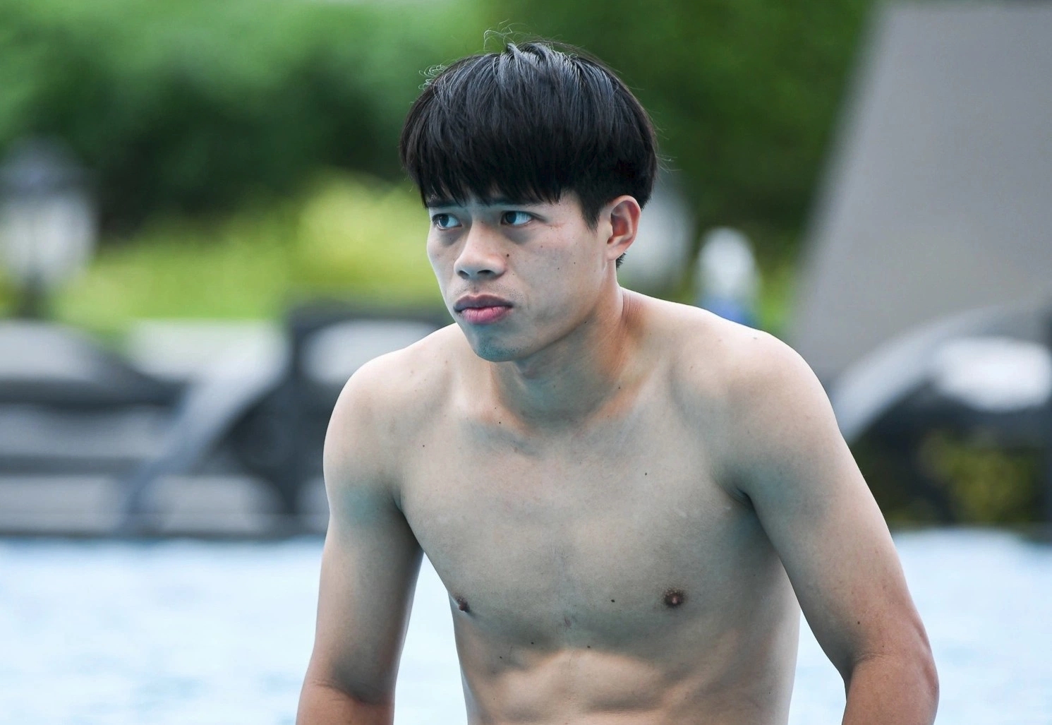 Tại bể bơi, các cầu thủ U23 Thái Lan được chỉ định vận động nhẹ, thả lỏng để hồi phục sau hơn 90 phút thi đấu vất vả trước Malaysia. Các trận đấu vòng bảng SEA Games 31 diễn ra liên tục với mật độ 2 ngày/trận, do đó ban huấn luyện U23 Thái Lan phải tính toán hợp lý để cân đối thể lực.