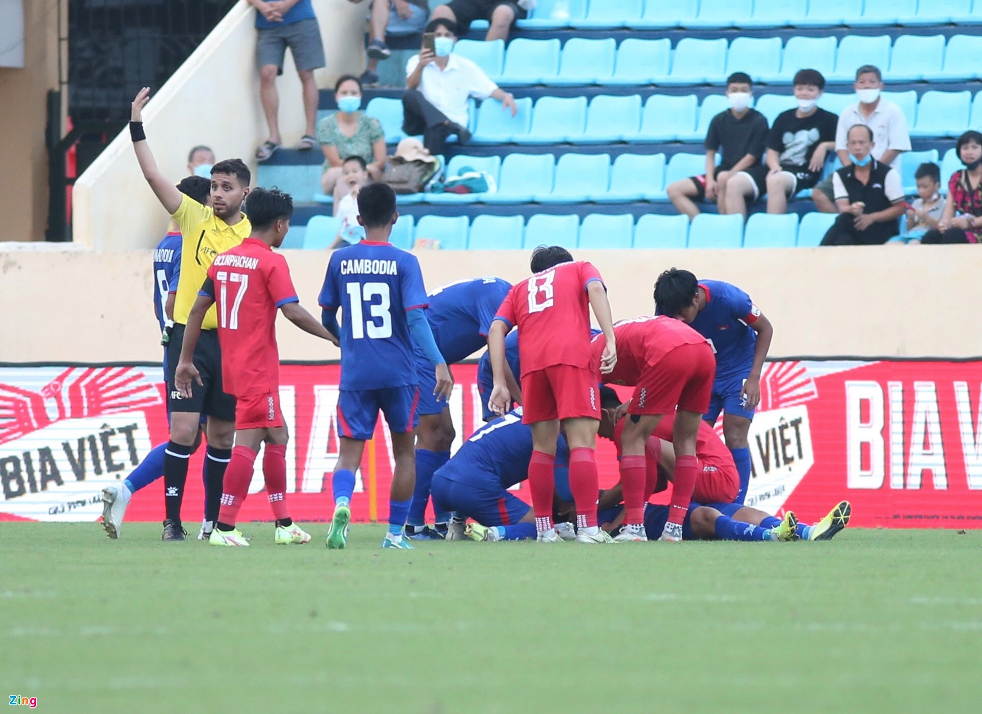 Đồng nghiệp lo lắng khi thấy Soka nằm sân sau pha va chạm mạnh. Ảnh: Nguyên Khang.